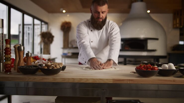 Chef culinario che prepara l'impasto della pizza nella cucina del ristorante. Ricetta per impasto.