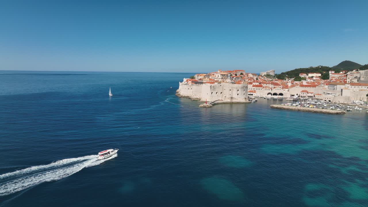 Vista aerea sul mare e sulle imbarcazioni vicino a Dubrovnik, Croazia.
