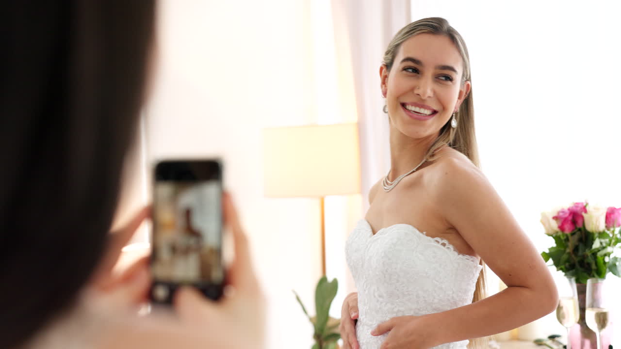 boda, joyas y una mujer tomando fotos