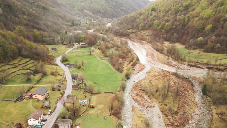 Estructuras-Residenciales-De-La-Ciudad-De-Cevio-Cerca-Del-Río-Maggia-En-El-Cantón-De-Ticino,-Suiza