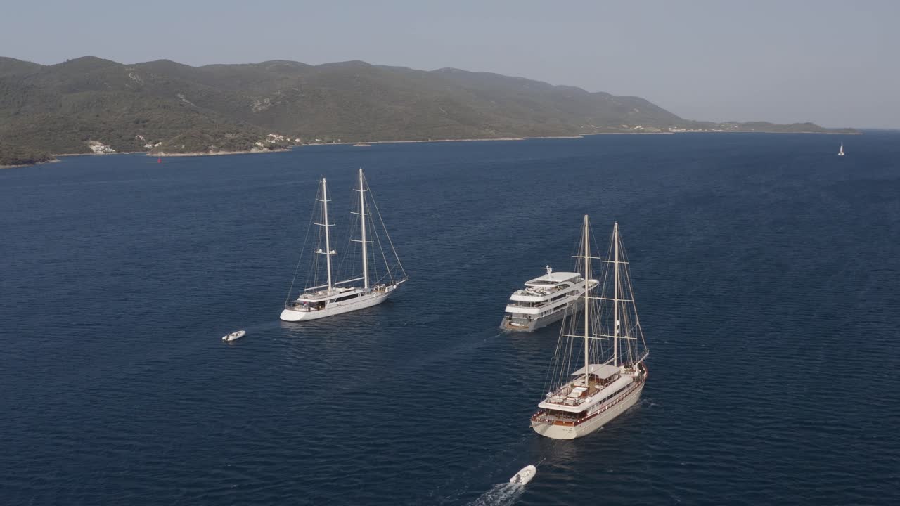 Yacht di lusso in navigazione nel Mar Mediterraneo