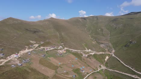 Drohnenansicht-Der-Ländlichen-Siedlung-Multat-Plateau-Am-Fuße-Des-Berges,-Unbefestigtes-Land