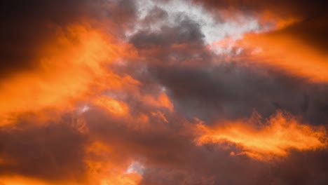 el lapso de tiempo del atardecer con nubes naranjas y azules
