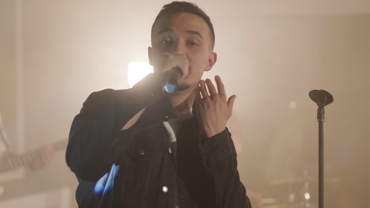 가수, 베이시스트, 피아니스트, 드러머, 기타리스트와 함께 라이브 밴드 공연