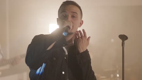 actuación en vivo de la banda con cantante, bajista, pianista, baterista y guitarrista