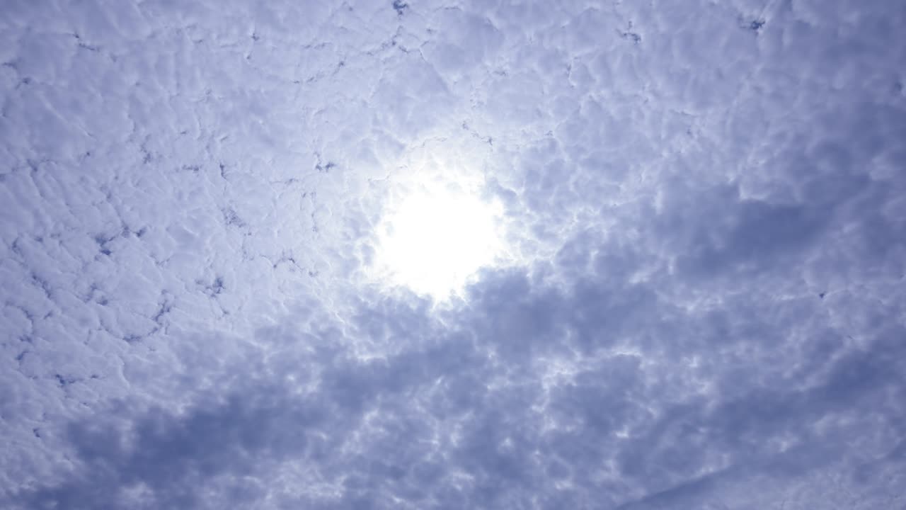 구름 위로 움직이는 태양