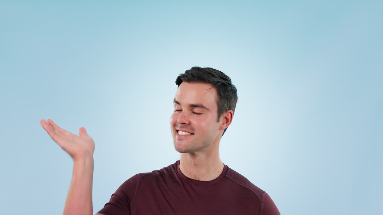 de hombros, la duda y la cara del hombre en un estudio