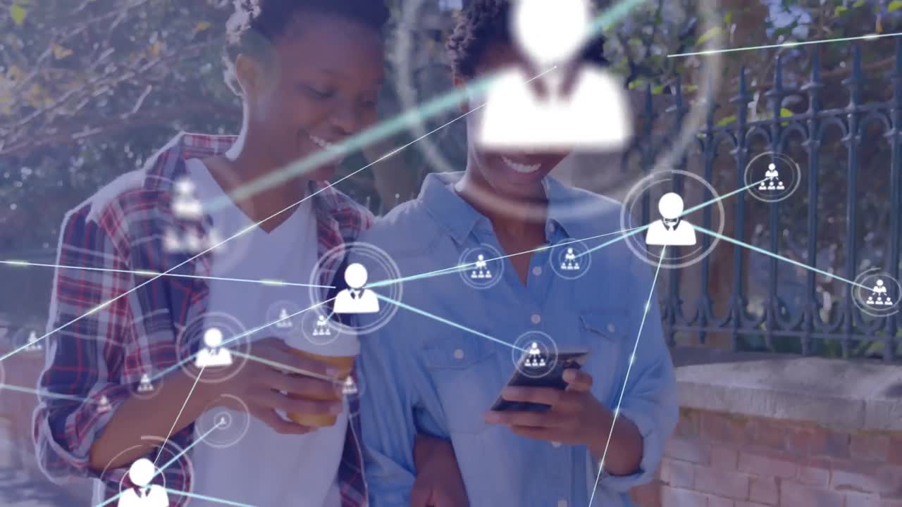 comunidad en línea y red a través de personas con teléfonos inteligentes.