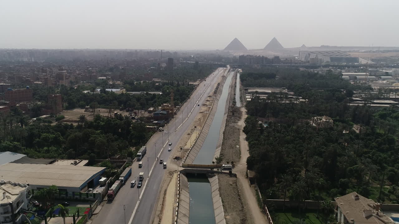 disparo aéreo para las pirámides de egipto en giza junto al río nilo junto