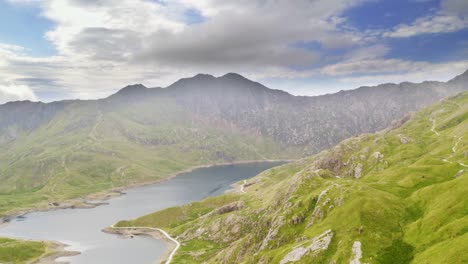 Impresionante-Vista-Aérea-Sobre-El-Lago-Llydaw-En-Lo-Alto-Del-Parque-Nacional-De-Snowdonia-Gales-Con-Un-épico-Telón-De-Fondo-De-La-Cordillera