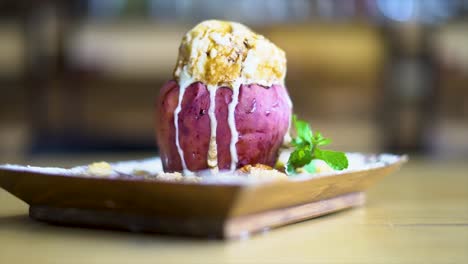 postre de manzana con helado en el interior