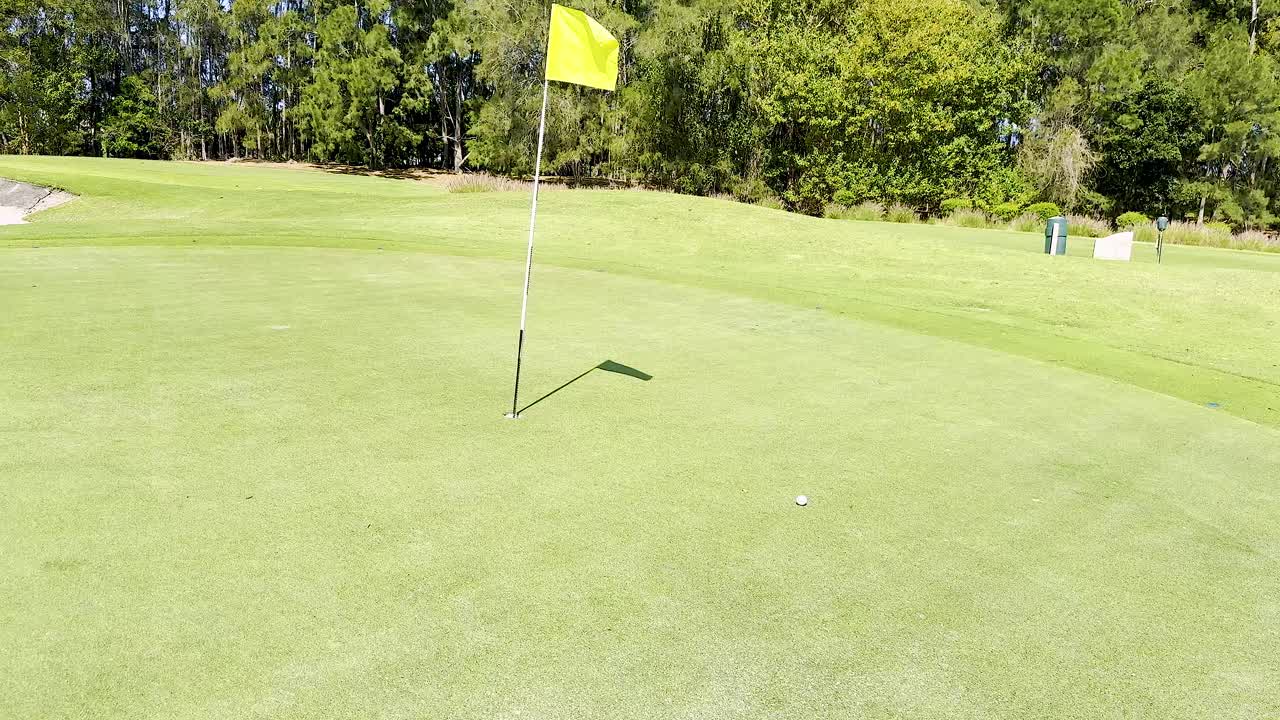 골프 공은 은 날 구을 향해 굴러갑니다.
