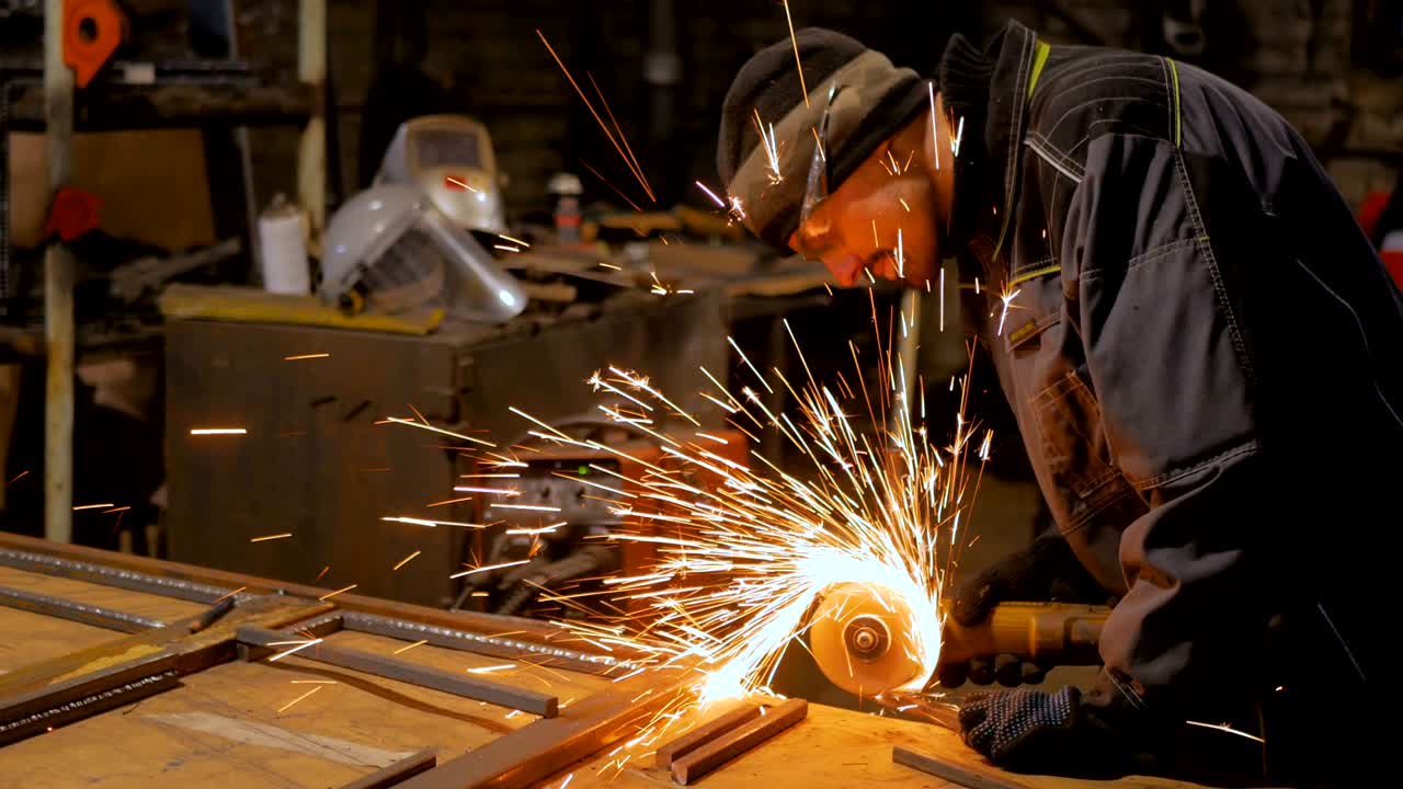 금속을 손으로 는 도자기