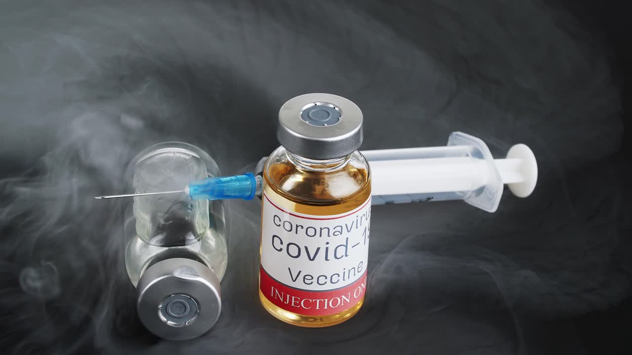 viales y jeringas de la vacuna contra la covid-19