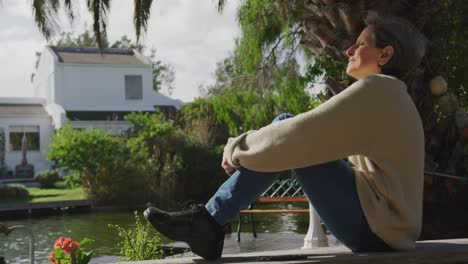 mujer mayor disfrutando de su tiempo libre al aire libre