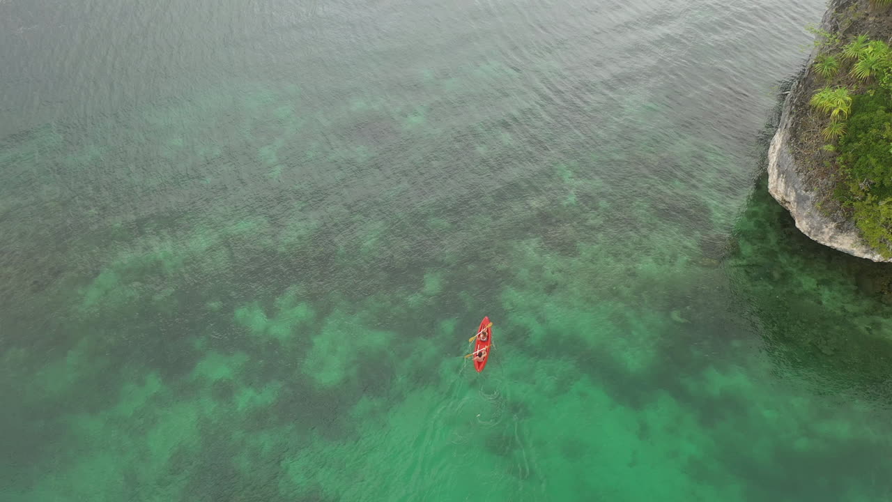 푸른 물 에서 카야크 를 타는 부부