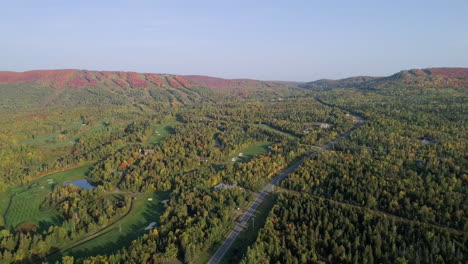 ariel vista del campo de golf del norte de minnesota y colinas de esquí