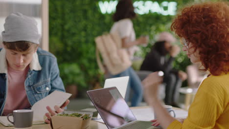 jóvenes empresarios estudiando usando computadoras portátiles digitales haciendo lluvia de ideas trabajando en ideas de proyectos creativos en una oficina de inicio ocupada