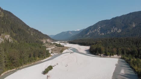 Río-Isar-En-Munich-Alemania-Grabado-Con-Un-Dron