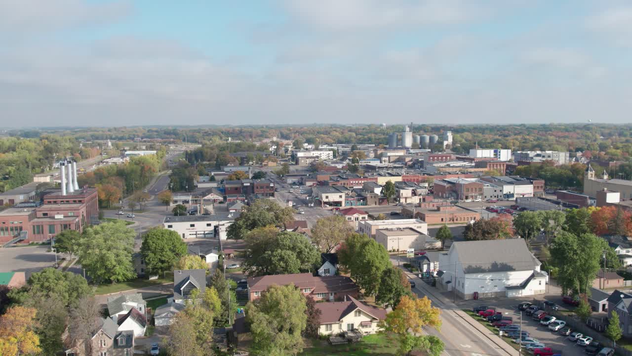 toma aérea de un dron de un pequeño pueblo rural en el medio oeste de estados unidos