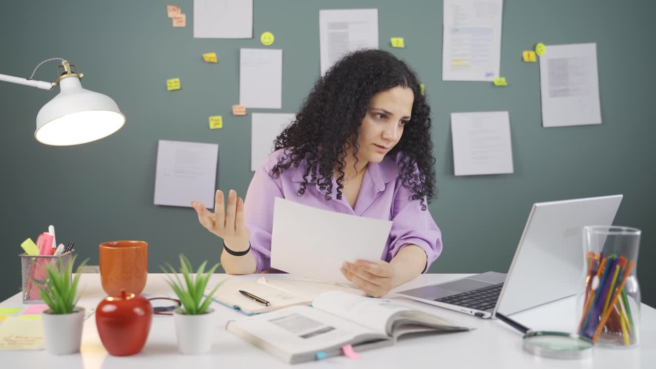 estudiantes llamando por video acerca de las lecciones.