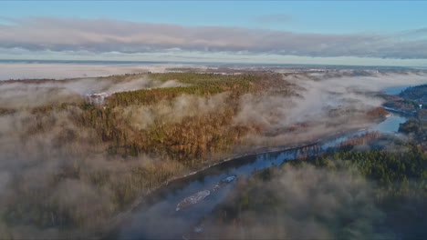 Vista-Aérea-Sobre-Un-Paisaje-Invernal-Con-Un-Río