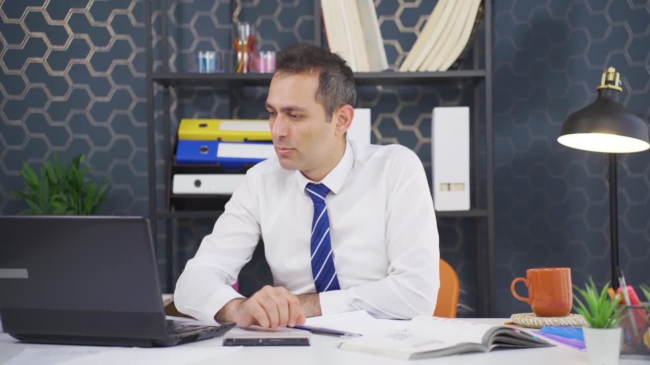 Uomo d'affari nervoso e stressato che pensa