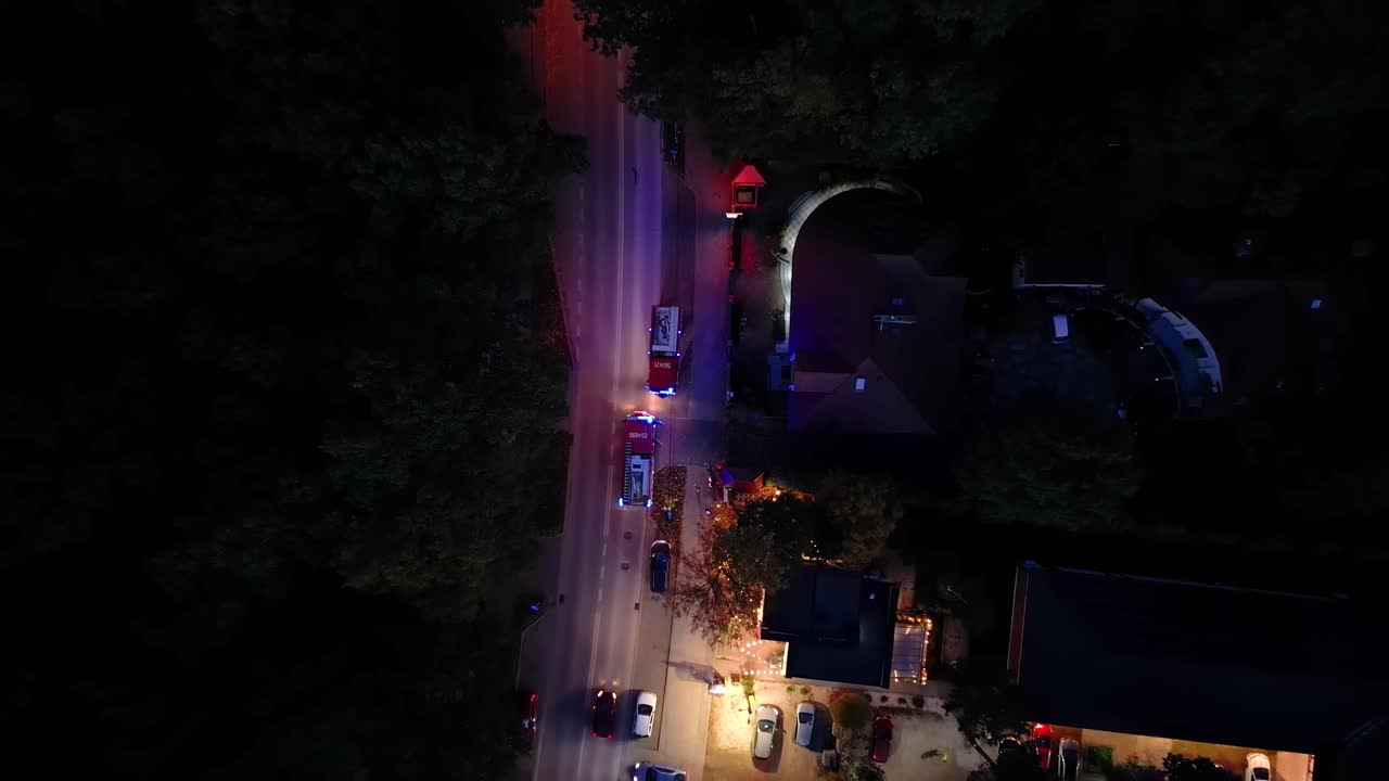 경적을 울려 교통체증을 뚫고 돌진하는 소방대의 공중 발사