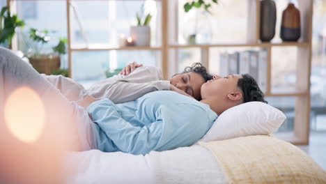 잠을 자고, 침대와 레즈비언 커플이 집에서 휴식을 취합니다.