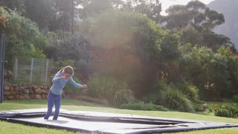 Kleines-Mädchen-Springt-Glücklich-Auf-Dem-Trampolin-4k-4k