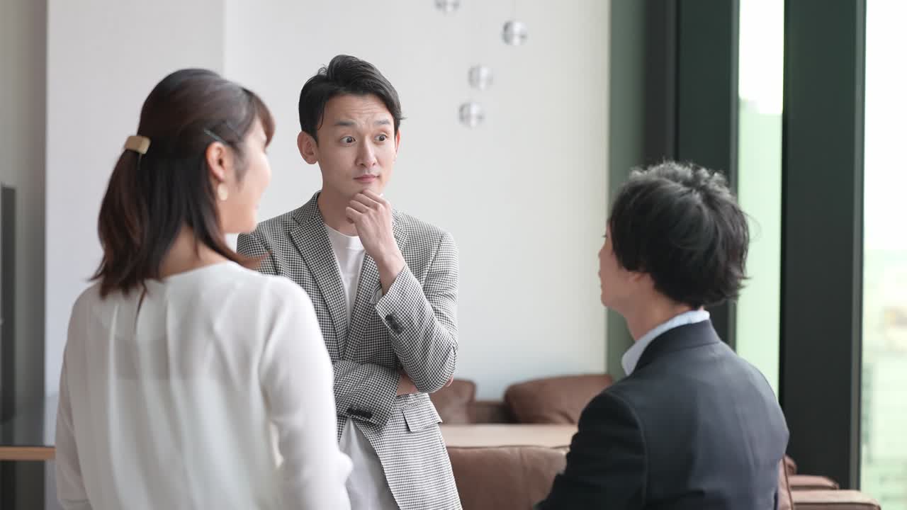 사무실에서 아시아 비즈니스 그룹 회의