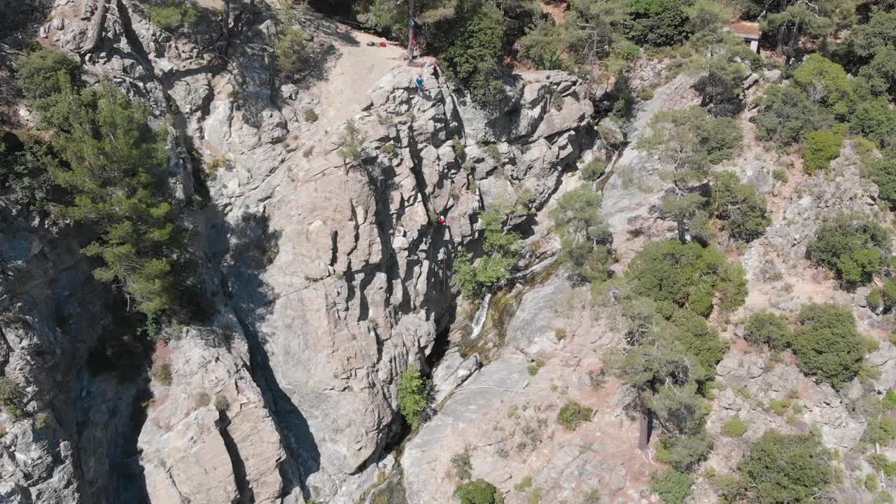 establecimiento de disparos de drones, escalador de aventuras escalando montañas al aire libre
