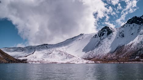 video de lapso de tiempo de 4k del volcán nevado de toluca después de una nevada con vista a la laguna principal llamada laguna de la luna en un movimiento de deslizamiento lateral