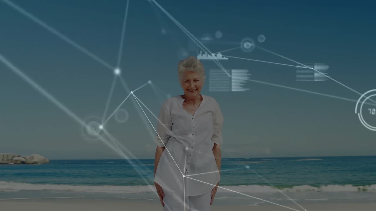 Donna anziana con le braccia distese che attiva una sovrapposizione di dati sanitari che mappa il movimento, mentre si allunga in spiaggia.