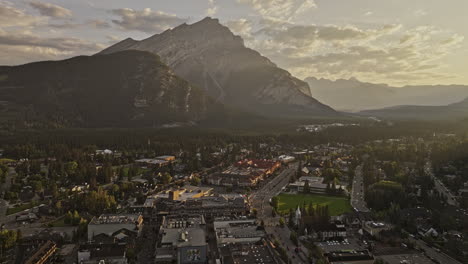 Banff,-AB,-Kanada,-Luftaufnahme-V19,-Überflug-über-Die-Stadt,-Mit-Einfang-Des-Bewaldeten-Tals,-Der-Malerischen-Stadtlandschaft-Und-Der-Kaskadenbergkette-Während-Der-Goldenen-Stunden-Des-Morgensonnenaufgangs-–-Aufgenommen-Mit-Mavic-3-Pro-Cine-–-Juli-2023