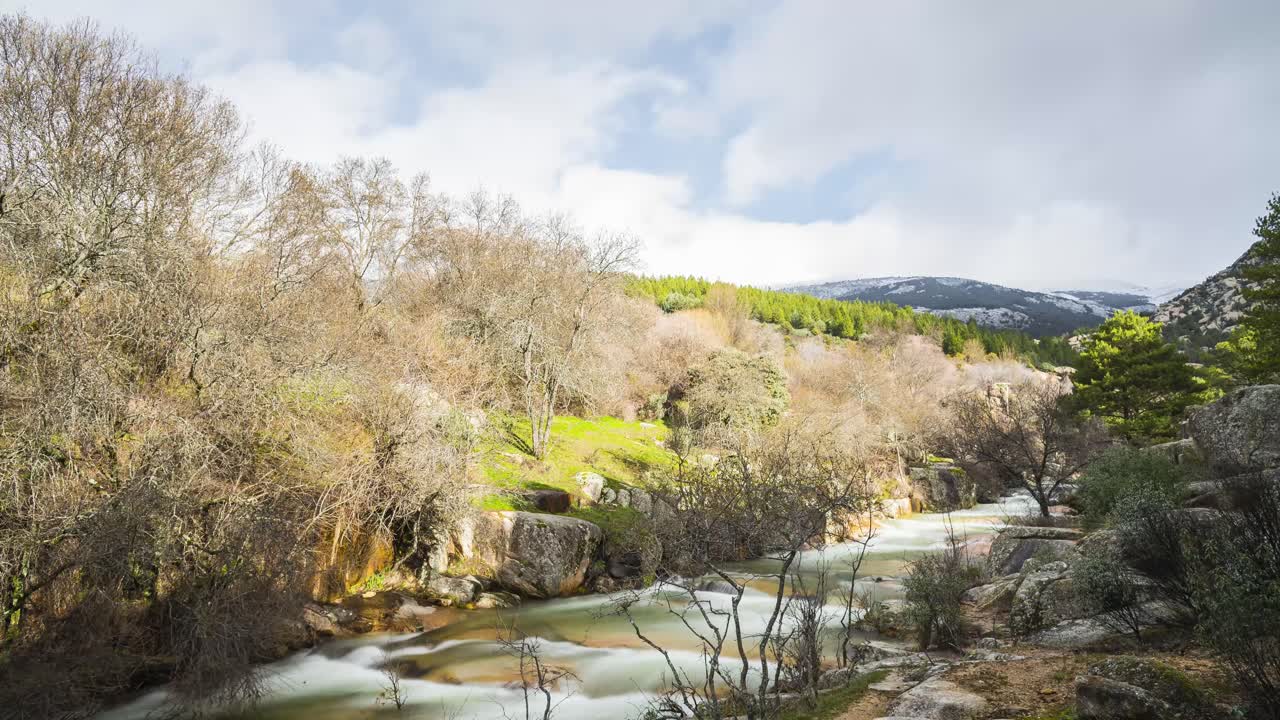 강과 숲 위로 일부 구름의 시간 경과