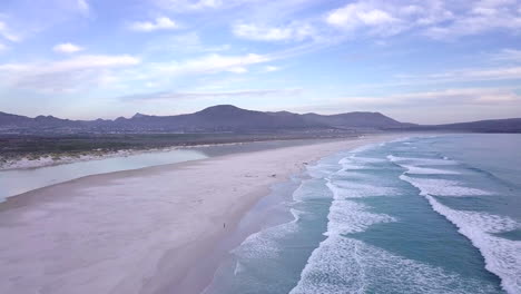 Imágenes-Aéreas-De-La-Playa-En-Noordhoek,-Sudáfrica,-Panorámicas-Hasta-El-Agua