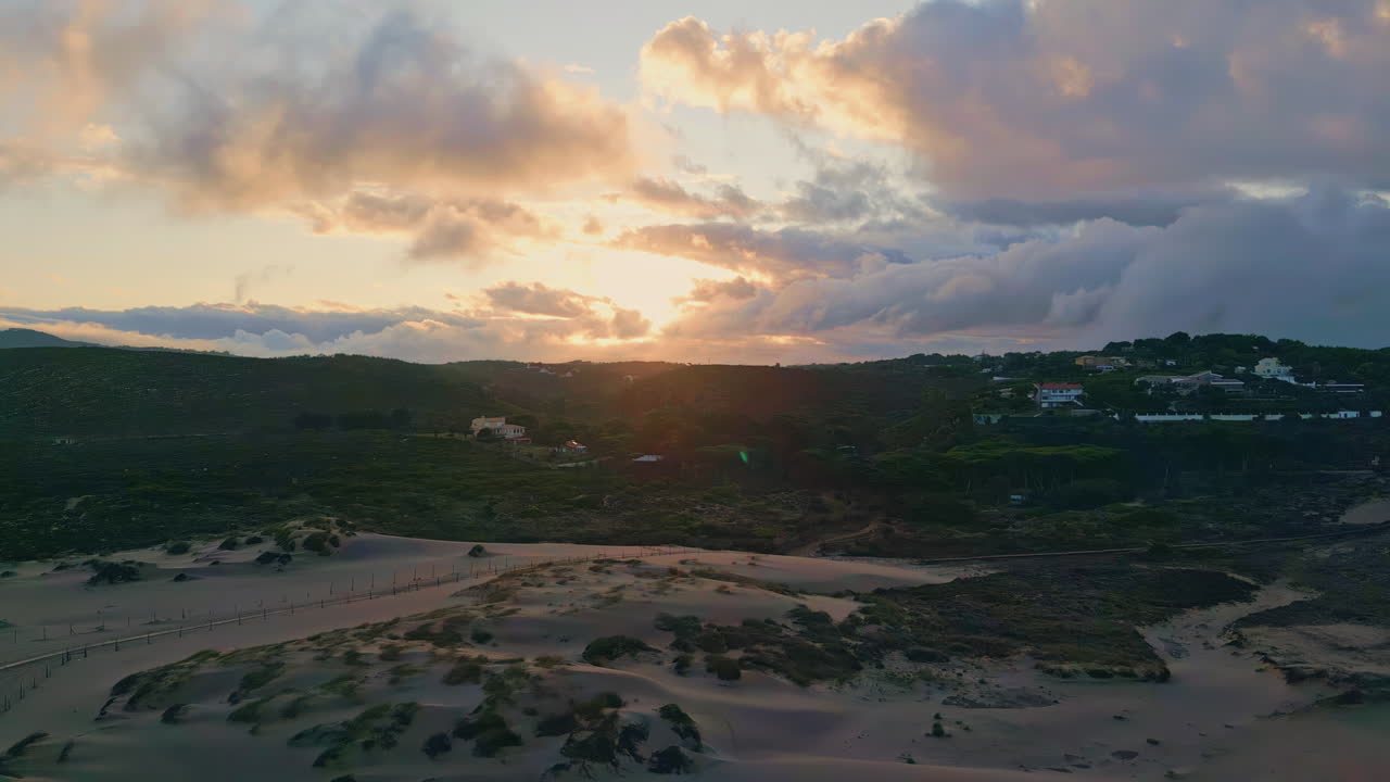 drone verde vista del valle de la montaña con sorprendentes abetos creciendo de nuevo el cielo al atardecer