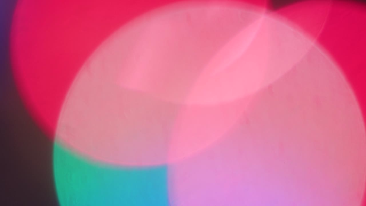 navidad borrosa las fabulosas luces de colores están ardiendo brillantemente.