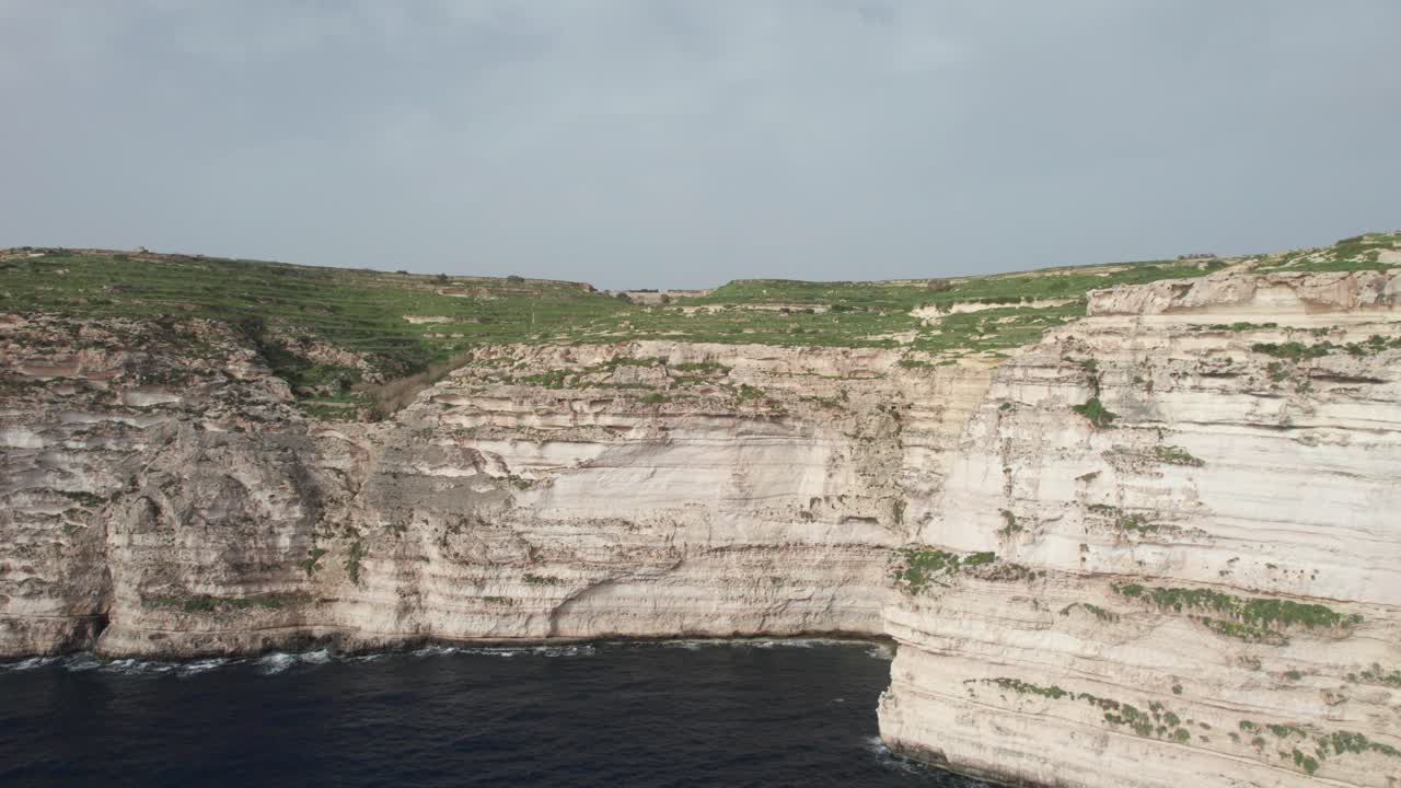 석회암 절벽 위로 날기, xlendi 절벽 쪽, 고조 섬, 몰타
