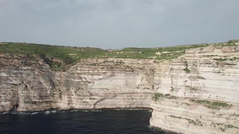 Flug-über-Kalksteinfelsen,-Xlendi-Klippe,-Insel-Gozo,-Malta