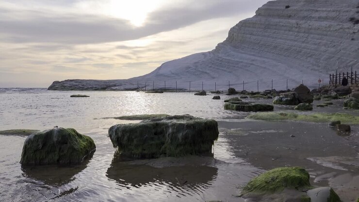 Scala dei Turchi vicino ad Agrigento, Sicilia, al tramonto con le onde del mare.