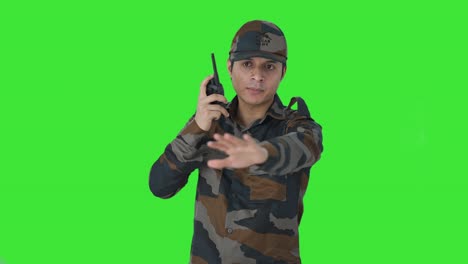 Hombre-Del-Ejército-Indio-Dando-Instrucciones-En-La-Pantalla-Verde-De-Walkie-Talkie