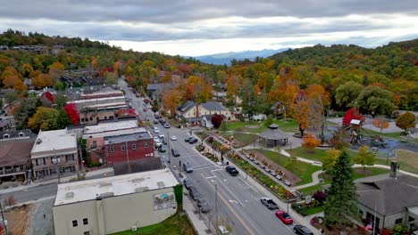 Luftorbit-Hauptstraße-In-Blowing-Rock,-North-Carolina,-Im-Herbst-Mit-Herbstblättern