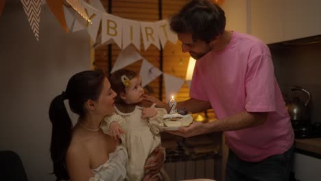 familia celebrando el segundo cumpleaños de un bebé
