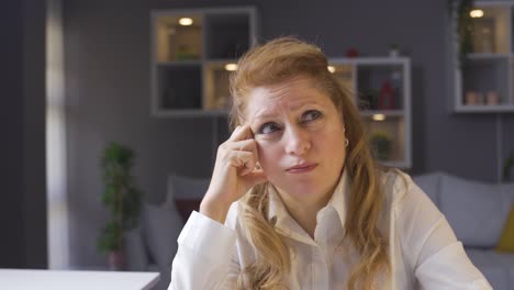 una anciana mujer de negocios trabajando en su oficina en casa y pensando en nuevas ideas.
