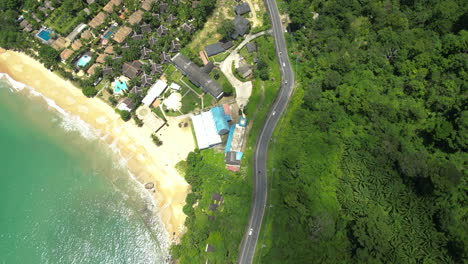 khao lak 해안 고속도로를 추적하는 항공 드론
