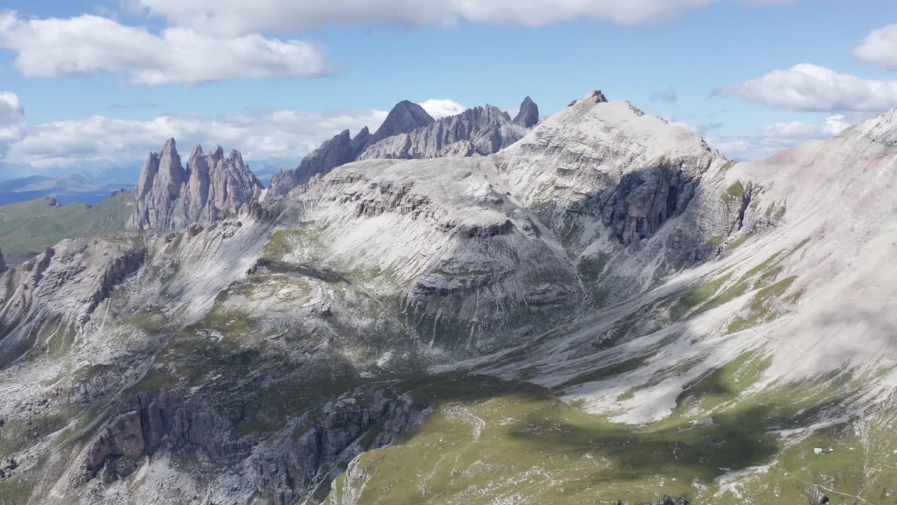montaña seceda en urtijei, tirol del sur, alpes italianos, dolomitas, italia - drone vuela hacia adelante