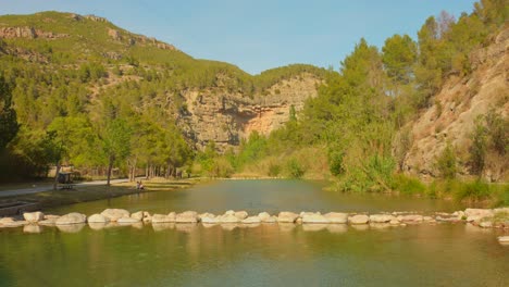 Agua-De-Manantial-Natural-En-España,-4k