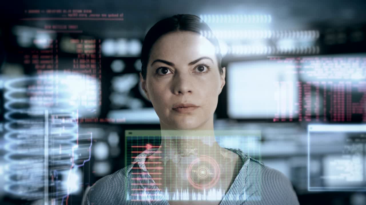 una mujer analizando datos en un lugar de trabajo de alta tecnología.